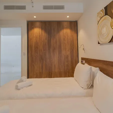 Official Mercury Lux 3br In With Pool And Ac By 360 Estates *