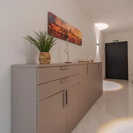 Official Mercury Lux 3br In With Pool And Ac By 360 Estates