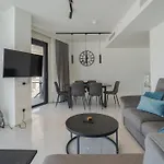 Official Mercury Lux 3br In With Pool And Ac By 360 Estates *