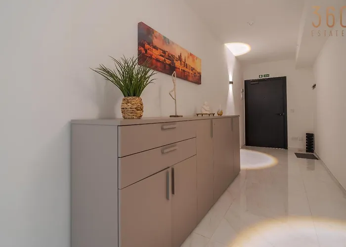 Official Mercury Lux 3br In With Pool And Ac By 360 Estates