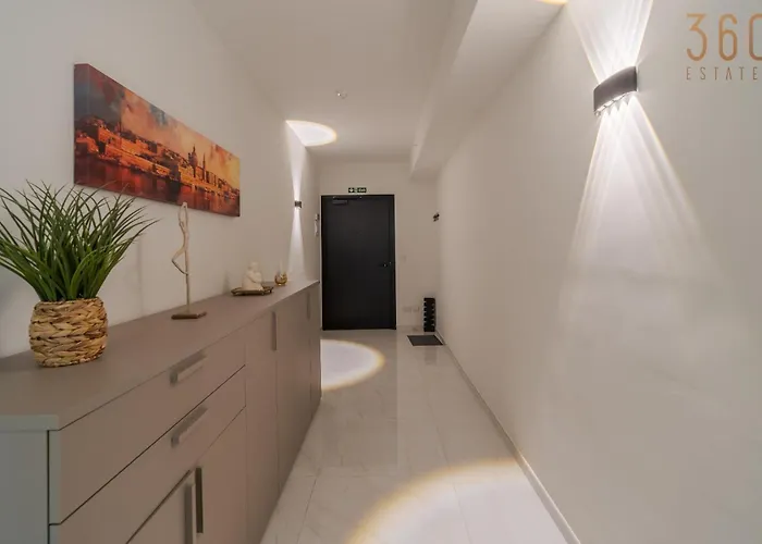 Official Mercury Lux 3br In With Pool And Ac By 360 Estates